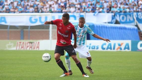 Time de Claudinei Oliveira sai perdendo, mas busca empate com os gaúchos em jogo com equipes já sem o que fazer na competição e fica atrás 

apenas do Atlético-GO