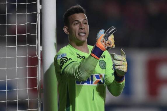 Jogador de 31 anos foi levado com vida ao hospital, mas 

não resistiu. Ele fez defesa espetacular que garantiu a vitória sobre o San Lorenzo