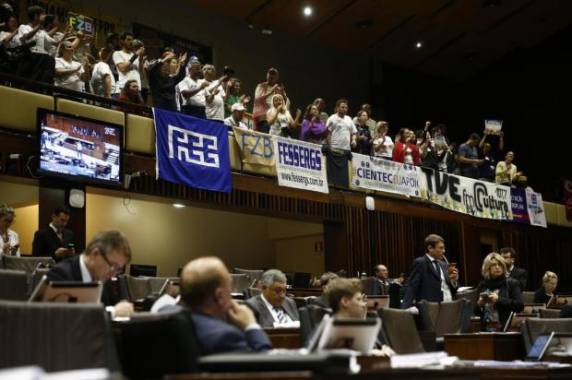 PL 246, que decretou o fim das fundações Zoobotânica, Piratini, Cientec, FEE, FDRH e Metroplan, foi aprovado com 30 votos a favor e 23 contra