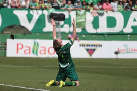 Primeiro gol da nova Chapecoense foi de velho conhecido: Grolli empatou a partida