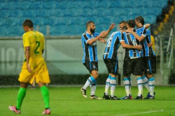 Henrique, contra, e Fernandinho marcaram os gols tricolores na Arena