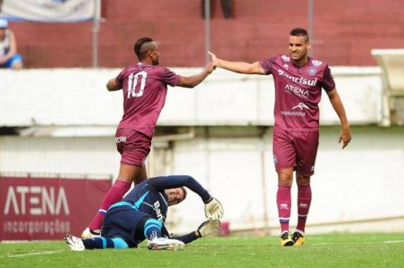 Centroavante Gilmar marcou os dois gols dos grenás