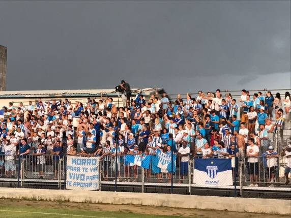 Leão da Ilha usa da 

bola parada e do contra-ataque para construir a terceira vitória seguida e assumir a ponta, à frente da Chapecoense; Tubarão é lanterna da competição, sem nenhum triunfo em três jogos