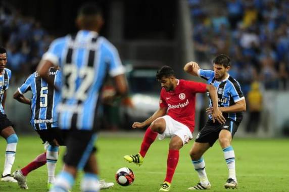 Bolaños e Fernandinho 

marcaram para o time gremista, enquanto Roberson e Brenner fizeram os gols colorados