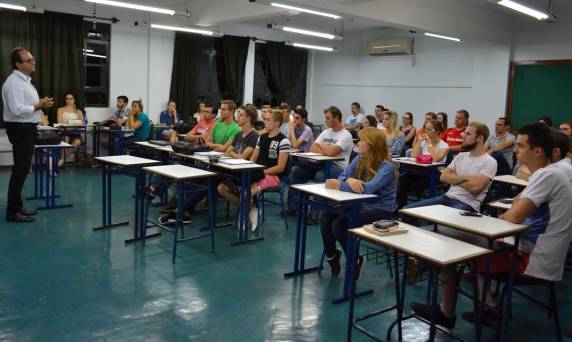 Possibilidades de atuação nas áreas de 

assessoria, consultoria, palestras e oficinas estão sendo apresentadas aos acadêmicos pelo coordenador da Extensão SETREM, Valsenio Gaelzer