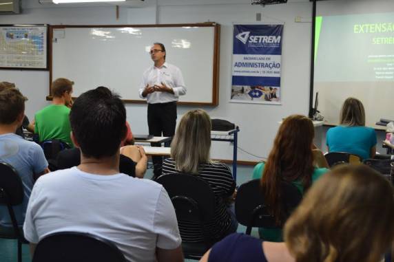Possibilidades de atuação nas áreas de 

assessoria, consultoria, palestras e oficinas estão sendo apresentadas aos acadêmicos pelo coordenador da Extensão SETREM, Valsenio Gaelzer