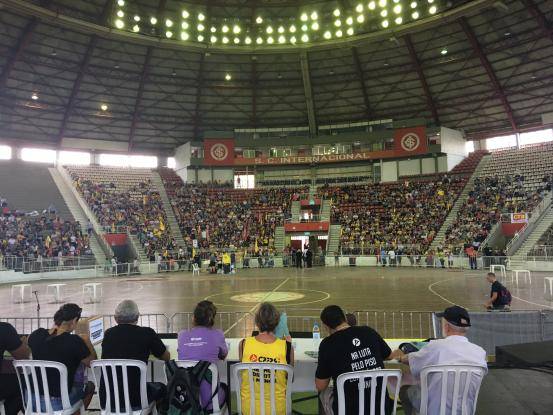 Após assembleia no Gigantinho, professores saíram em caminhada em direção ao Centro de Porto Alegre