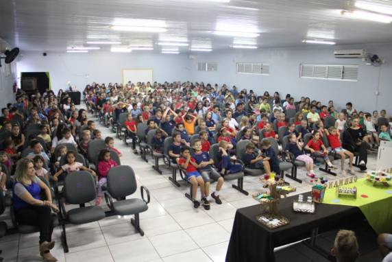 Aniversário foi comemorado na última terça-feira e contou com abraço coletivo e bolo para os alunos