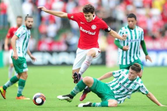 Lance que motivou o árbitro a marcar a penalidade gerou fortes reclamações dos jogadores colorados