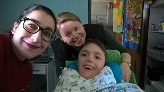 Priscila 

Lorenz e Nídia Engel são professoras e têm uma proposta de intervenção com finalidades terapêuticas e pedagógicas, utilizando elementos da educação musical como meio para alfabetização, 

letramento e comunicação alternativa