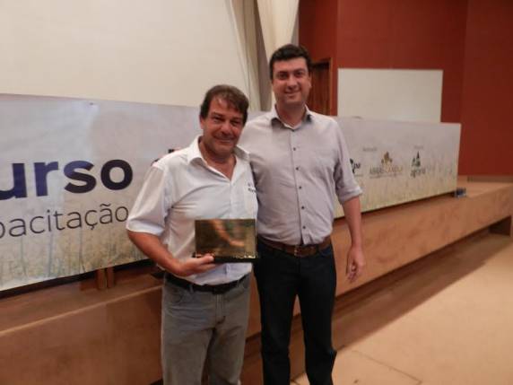 Coordenador foi reconhecido pelas destacadas contribuições à avaliação de cultivares e pesquisas para aperfeiçoamento das práticas de 

manejo do cultivo de canola no Brasil