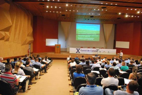 Coordenador foi reconhecido pelas destacadas contribuições à avaliação de cultivares e pesquisas para aperfeiçoamento das práticas de 

manejo do cultivo de canola no Brasil