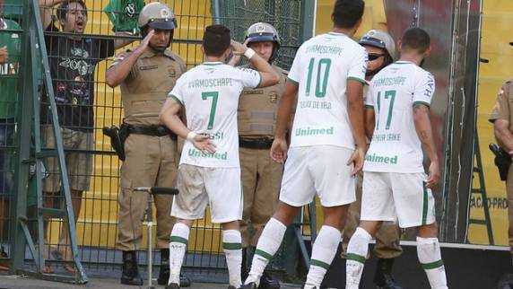 Luiz Antonio também marcou um golaço no 2 a 0 deste sábado, no 

Orlando Scarpelli. É a quinta vitória da equipe, que dorme com seis pontos de folga no topo