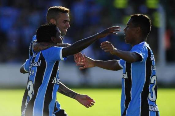 Bolaños e Barrios marcaram os gols gremistas no Antônio David Farina