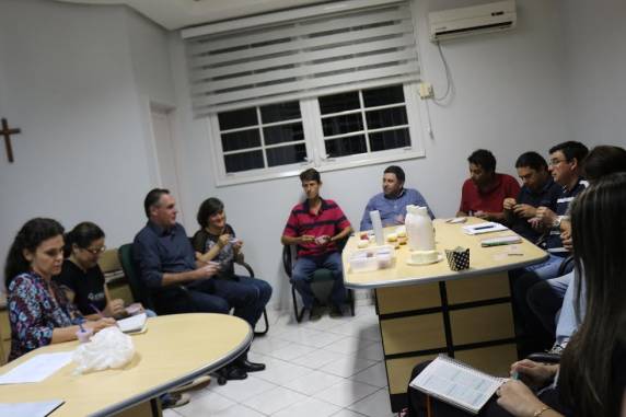 A ideia é que ocorram capacitações, 

pesquisas e assessoria técnica para agricultores no manejo de frutíferas nativas, extração e processamento das frutas e estratégias de inserção no mercado