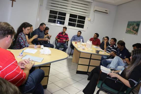 A ideia é que ocorram capacitações, 

pesquisas e assessoria técnica para agricultores no manejo de frutíferas nativas, extração e processamento das frutas e estratégias de inserção no mercado