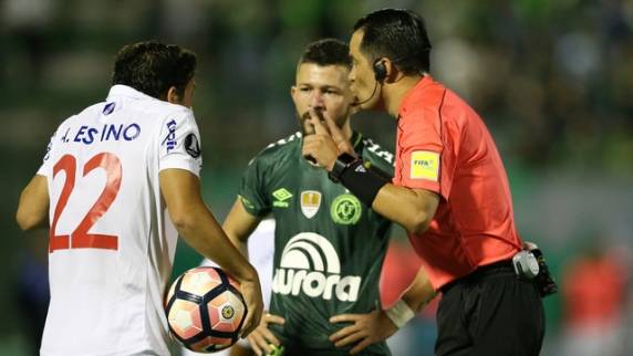 Brasileiros abrem o placar, dominam com folga os primeiros 30 minutos, mas se perdem no nervosismo 

e permitem empate na Arena Condá. Quinta-feira, dia 27, equipes voltam a medir força em Montevidé