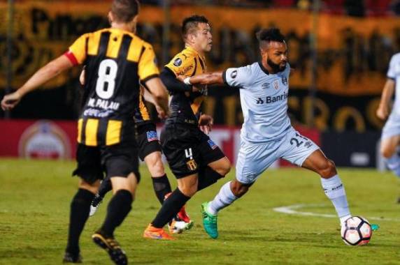 Resultado mantém os dois times na primeira posição do Grupo 8, com vantagem gremista nos critérios de desempate