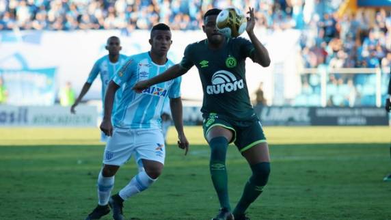 Mancini abre mão do esquema com três zagueiros e dá liberdade a Luiz Antonio, que 

decreta 1 a 0 em partida com expulsões no primeiro tempo. Verdão pode perder por um gol em casa que será campeão