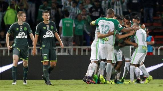 Superiores desde o primeiro minuto, campeões da Libertadores vencem por 4 a 1 e garantem 

mais um troféu internacional no mesmo palco que seis meses antes cativou o mundo pela solidariedade ao rival desta noite