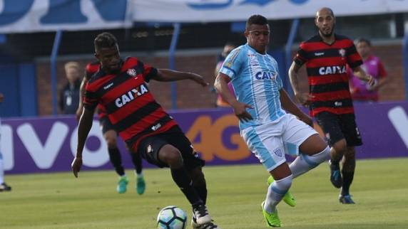 Em Florianópolis, equipes até conseguem chegar ao ataque, mas tarde é dos defensores e da trave, que impediu o gol do 

Rubro-Negro Baiano; catarinenses reclamam de pênalti