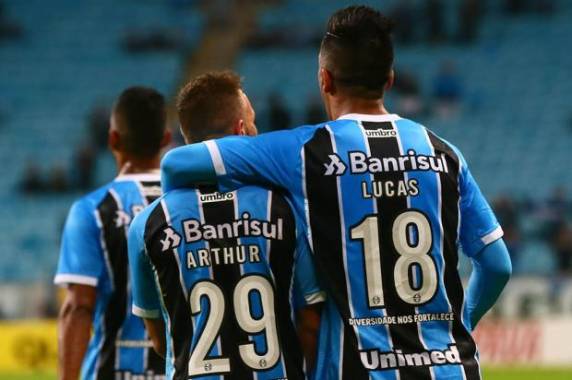 Arthur e Lucas Barrios, duas vezes, marcaram os gols gremistas