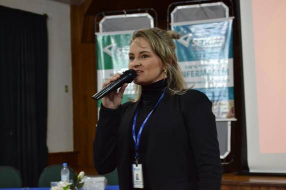 Carmem Schultz falou aos 

acadêmicos e docentes sobre a importância dos registros de enfermagem