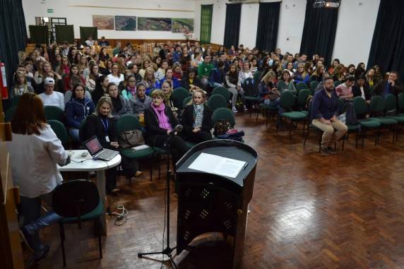 Carmem Schultz falou aos 

acadêmicos e docentes sobre a importância dos registros de enfermagem