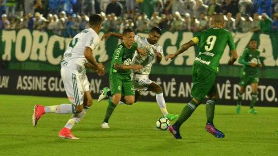 Antes de confrontos 

decisivos pela Libertadores, alviverdes se enfrentam na Arena Condá e donos da casa tiram a invencibilidade do treinador palmeirense: 1 a 0