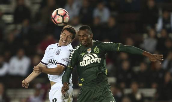 Entidade retira pontos ganhos de time brasileiro por escalação de zagueiro Luiz Otávio e concede vitória ao Lanús por 3 a 0; 

Chape não tem mais chances de avançar no Grupo 7 e só pode chegar na Sul-Americana