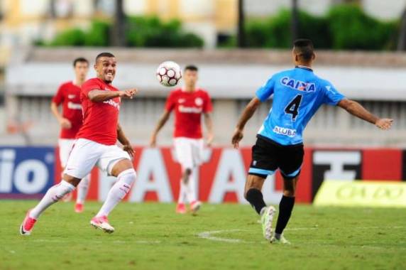 Equipe 

colorada chegou a atuar com quatro atacantes na 2ª etapa