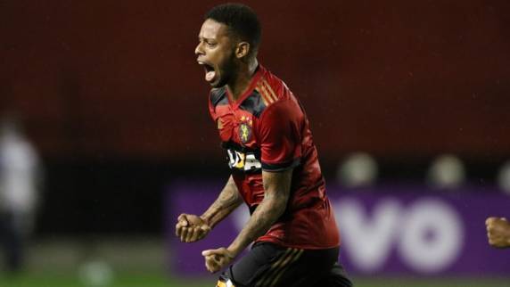 Centroavante faz três gols em jogo louco na Ilha do Retiro, 

decide em jogo com equipe alternativa dos gaúchos e dá primeira vitória ao Leão no Brasileirão. Tricolor luta, mas não mantém bom primeiro tempo