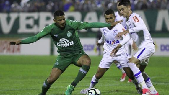 Empate sem gols garante a vaga aos mineiros às quartas; jogadores da Chapecoense reclamam da arbitragem e 4º árbitro é atingido por 

objeto arremessado da arquibancada
