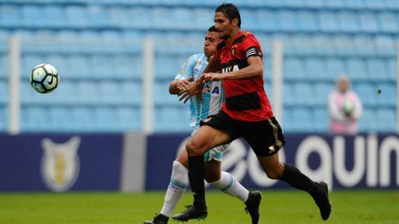 Dentro de casa, time catarinense faz 1 a 0 na equipe de Vanderlei Luxemburgo e deixa Z-4; Luxa segue sem vencer no comando do Sport