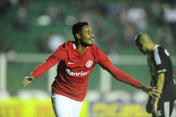 Victor Cuesta e 

Diego marcaram os gols colorados na vitória por 2 a 1