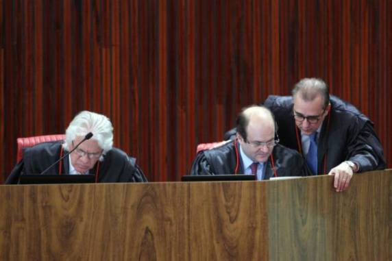 Coube ao presidente do TSE, Gilmar Mendes, desempatar a decisão e garantir Temer na Presidência e elegibilidade para 

Dilma