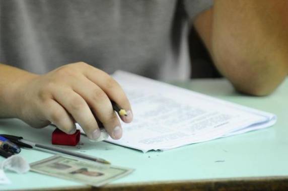 A renovação do financiamento 

estudantil é feita a cada seis meses