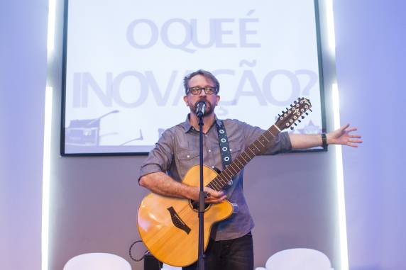 Palestra com o vocalista da banda Nenhum de Nós integra o X Seminário da Engenharia de Produção e aborda 

trabalho em equipe, gerenciamento de crises, inovação e liderança