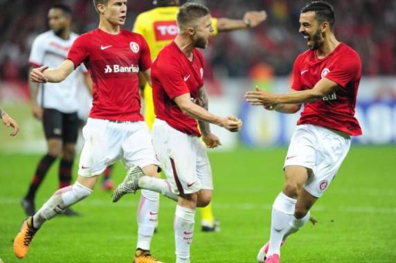 Vitória por 2 a 0 no Beira-Rio aliviou pressão sobre técnico Guto Ferreira