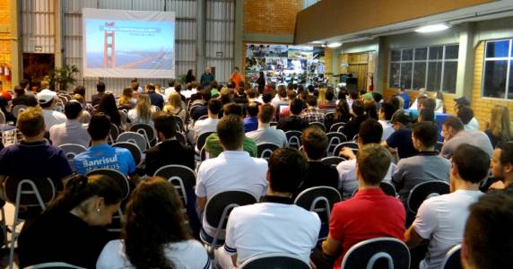 Cerca de 300 acadêmicos da FAHOR estiveram presentes no evento que marcou o início do segundo semestre letivo
