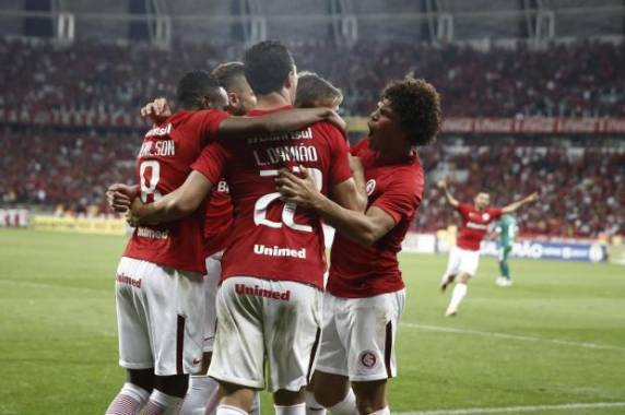 Pottker, Damião e Carlos marcaram os gols da equipe de Guto Ferreira