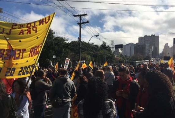 Manifestação causa congestionamento na região central de Porto Alegre
