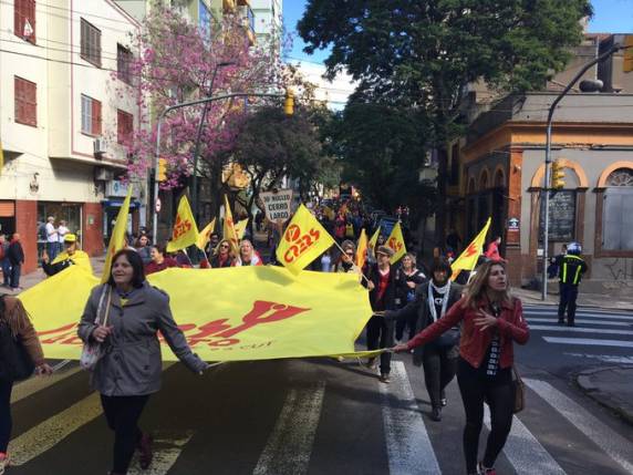 Manifestação causa congestionamento na região central de Porto Alegre