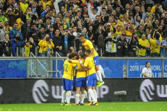 Na 

Arena, Paulinho e Philippe Coutinho fizeram os gols da vitória por 2 a 0