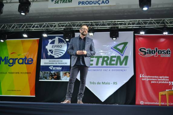 Palestra Soluções Criativas foi promovida pelo curso de Engenharia de Produção e trouxe a Três de Maio o vocalista da banda Nenhum de 

Nós