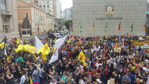 Principal motivo de reclamação dos educadores é o parcelamento dos salários. Este mês 

a categoria recebeu R$ 350