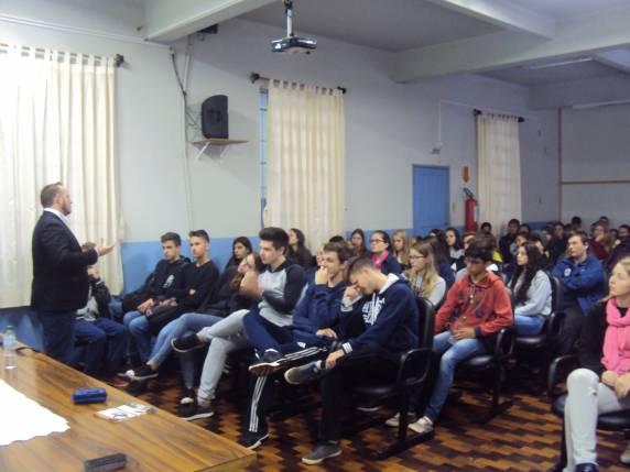 Estudantes do Ensino Médio e Técnico de escolas públicas e privadas da Região Noroeste 

tiveram acesso a informações de tecnologia relacionadas à colaboração e mobilidade