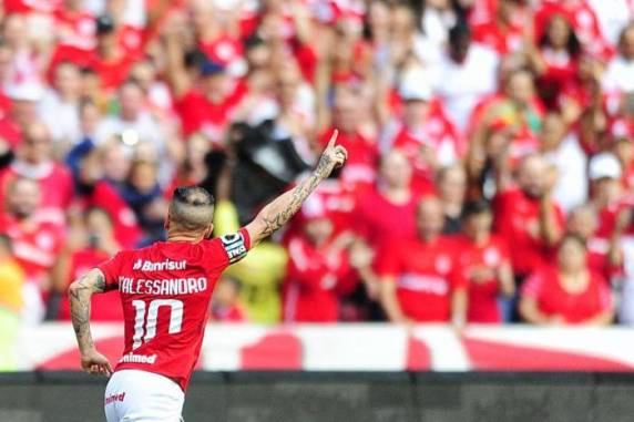 Colorados abrem seis pontos de vantagem para o América-MG, que ainda joga neste domingo, mas não ameaça a 

liderança do time gaúcho