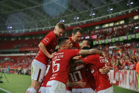 Sasha recebeu vermelho no começo do segundo tempo