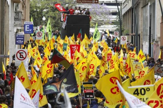 Novo calendário escolar foi definido pela Secretaria Estadual de Educação nesta sexta-feira (13); Cpers garante que 

paralisação ainda segue